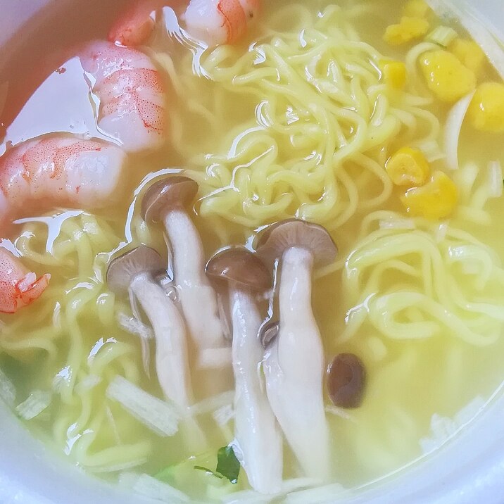 しめじとむきエビとコーン入り☆塩ラーメン